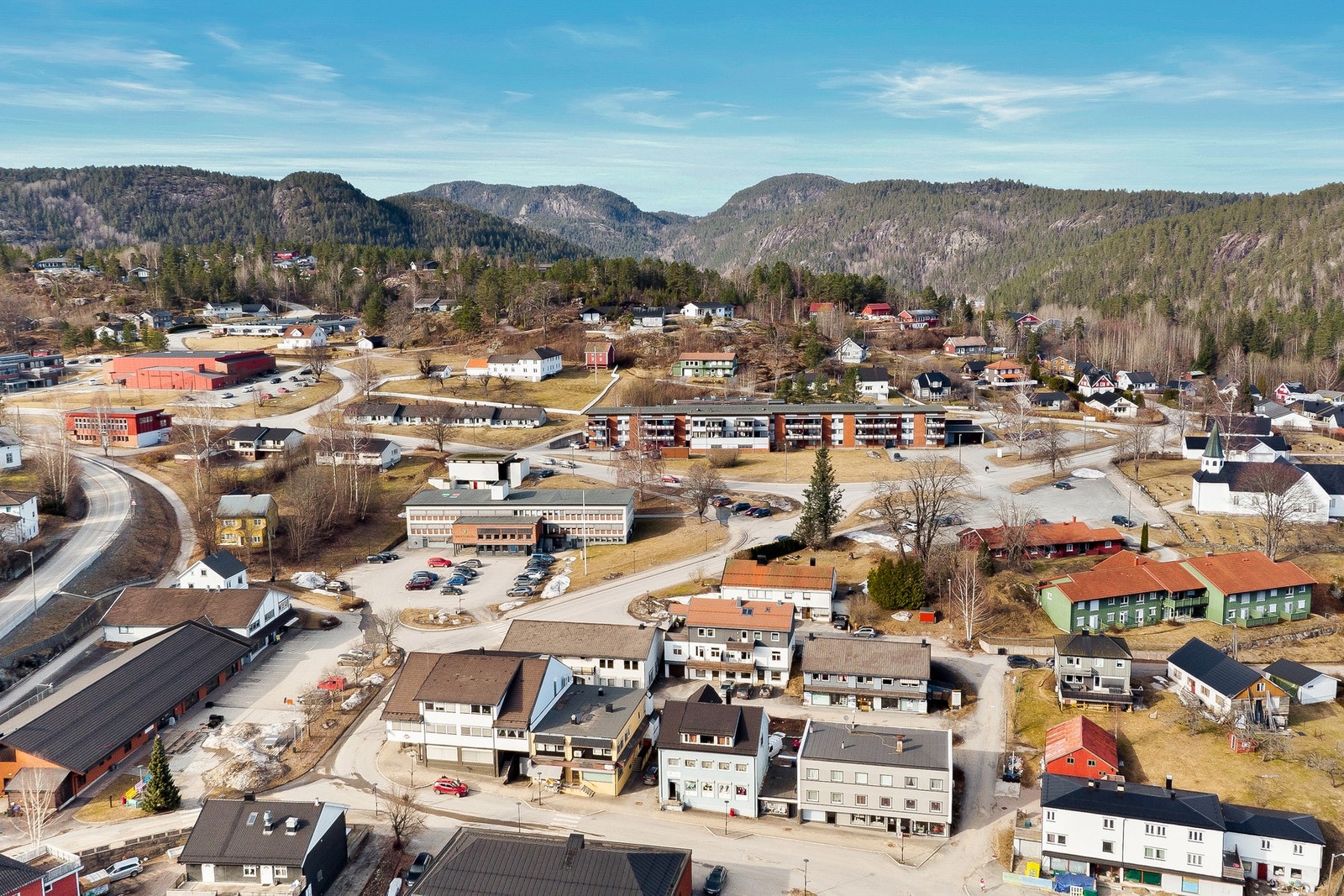 Drangedal byr på gode parkeringsmuligheter og en behagelig atmosfære. Dette er et sted hvor du kan nyte både praktisk hverdagsliv og naturopplevelser i vakre omgivelser. Galleribilde