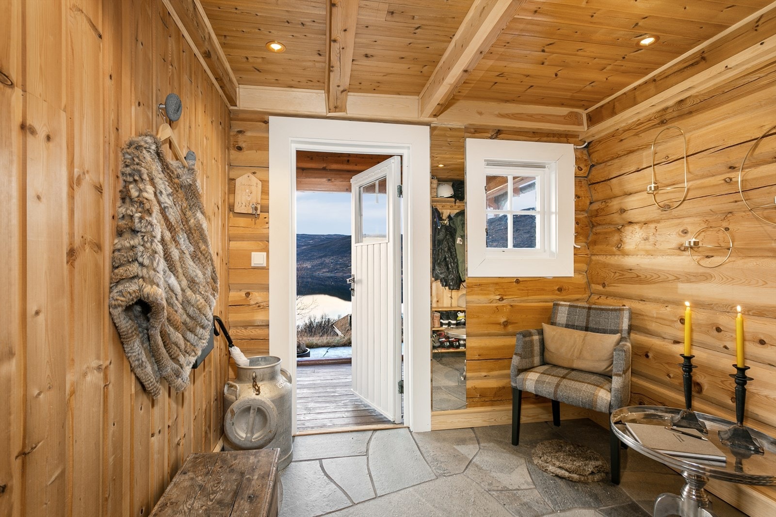 Velkommen inn! Entréen er romslig og har bruddskifer på gulv med varmekabler. Galleribilde