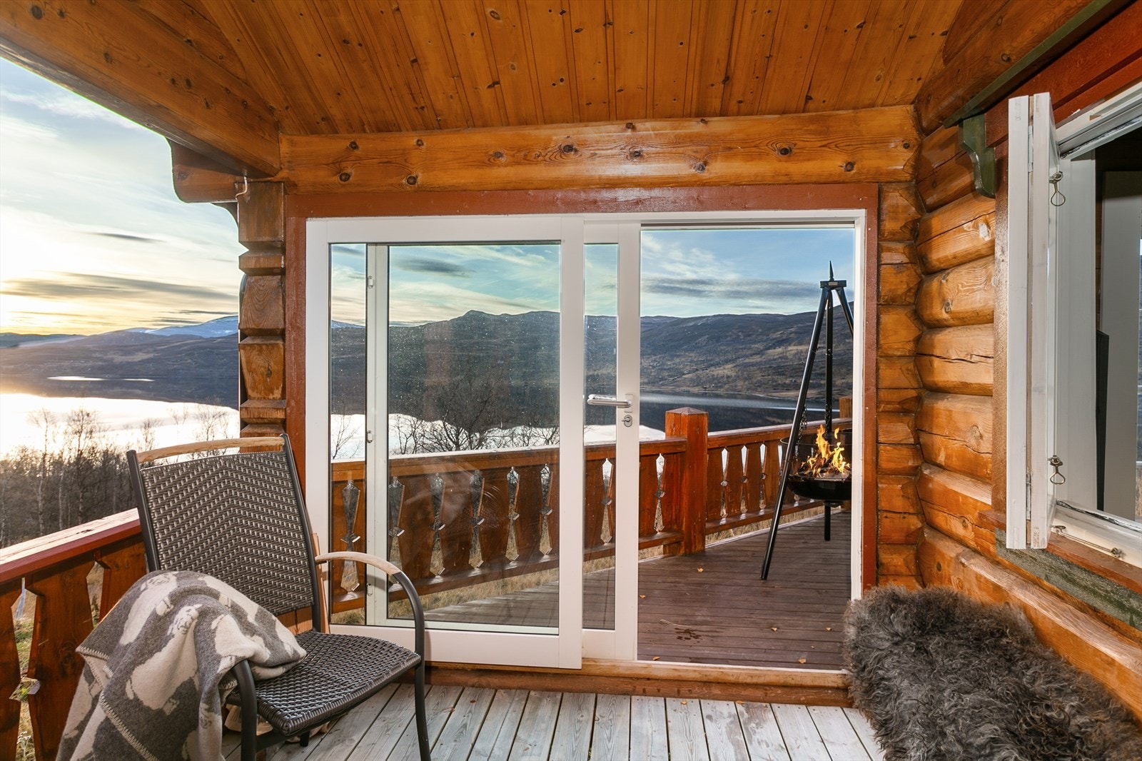Overbygd terrasse med utgang fra stuen og videre adkomst til annekset, skjermet mot vær og vind med skyvedør i glass. Galleribilde