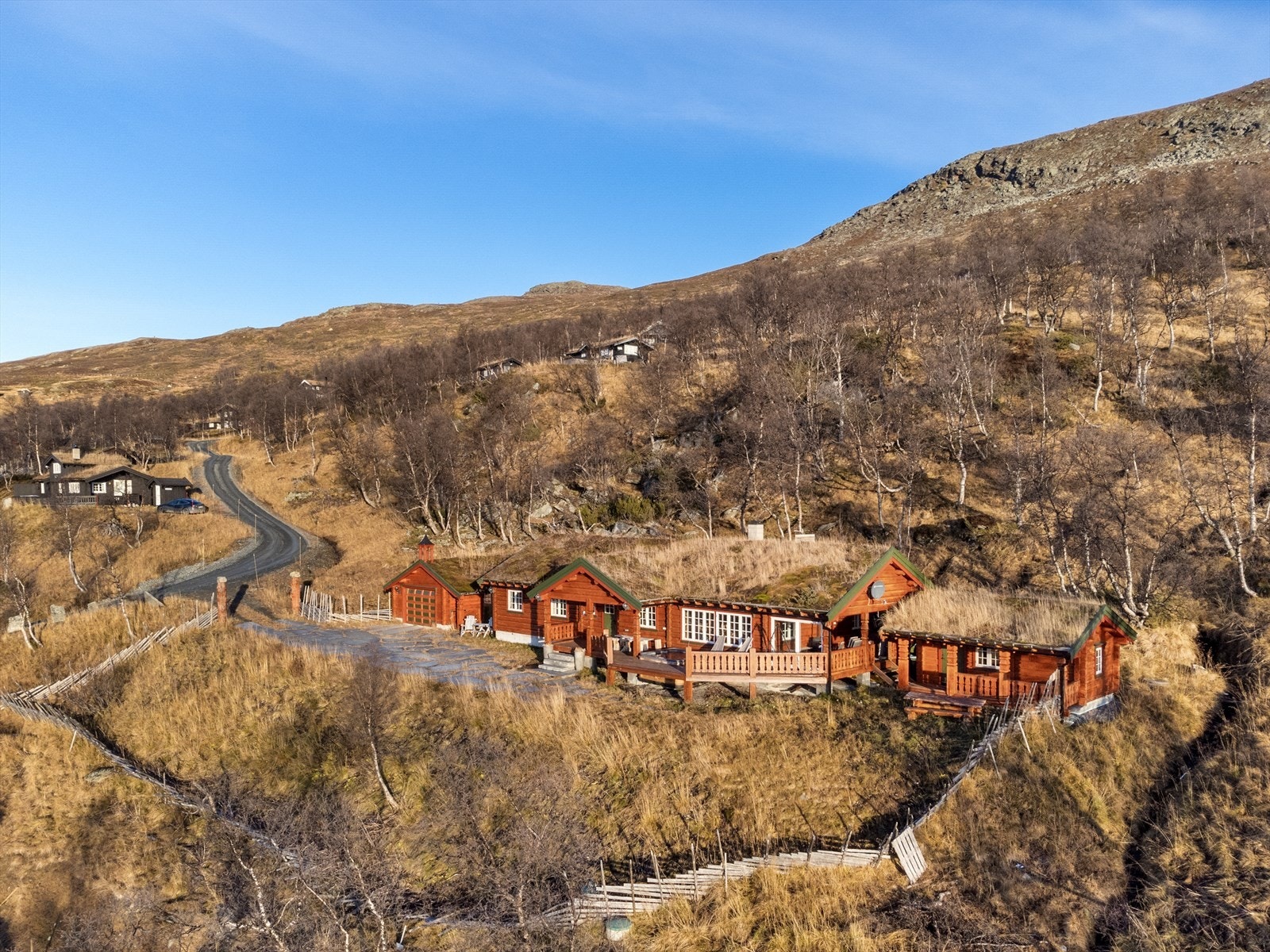 Hytta byr på en rekke kvaliteter, blant annet fem soverom, fantastiske utsikts- og solforhold, garasje samt moderne kjøkken og bad. Galleribilde
