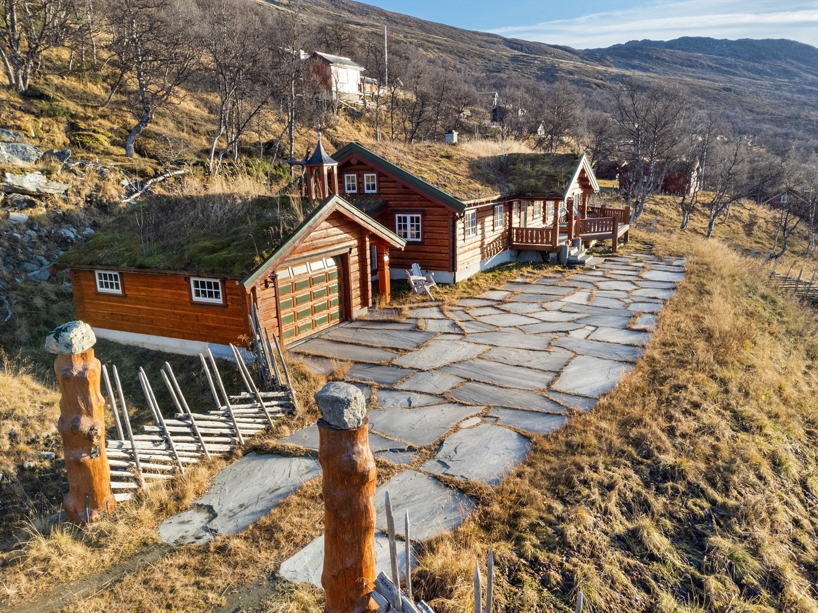 Eiendommen består av tomt på 1 102 m², sammenbygd hytte og garasje samt anneks. Galleribilde