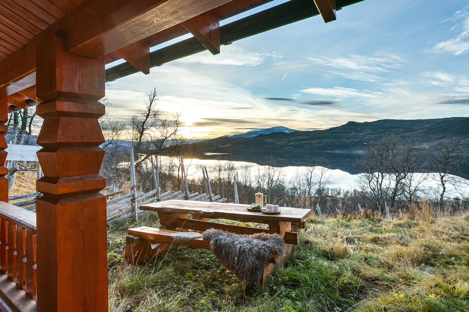 Hytta har en fantastisk utsikt utover Skarvatnet. Galleribilde