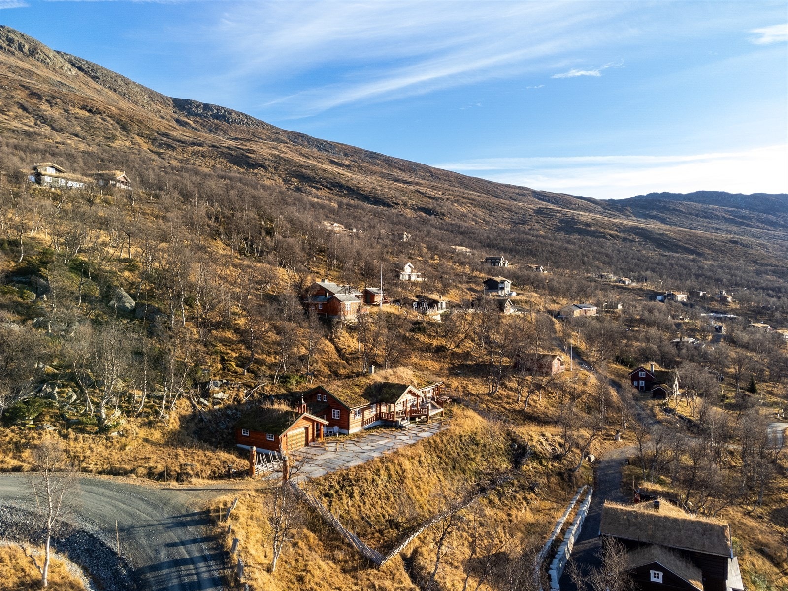 Hytta ligger fint til på en høyde på østsiden, også kalt solsiden av populære Skarvatnet. Galleribilde