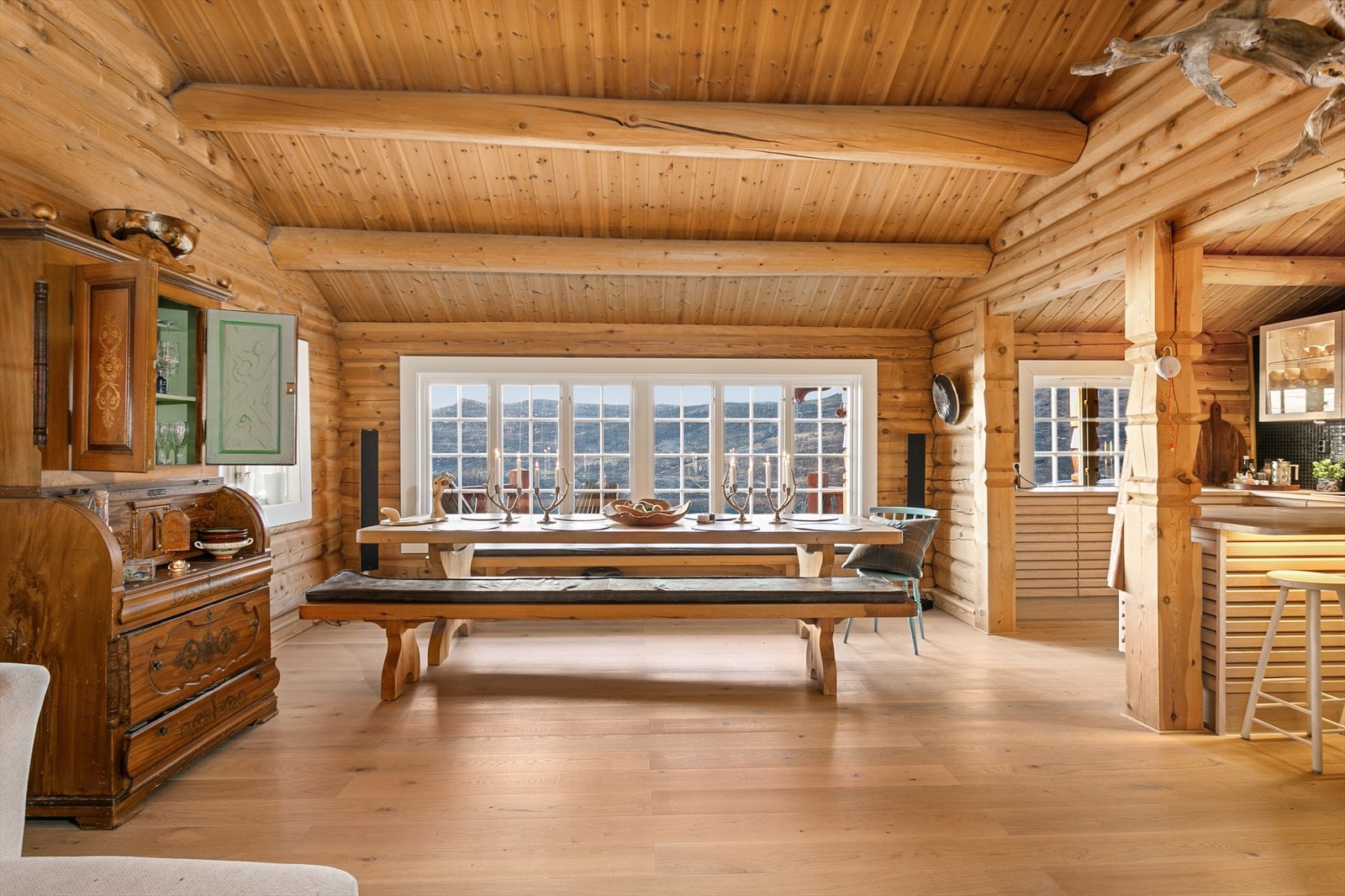 Ved kjøkkenet er det en naturlig og innbydende sone for en stor og hyggelig spiseplass. Galleribilde