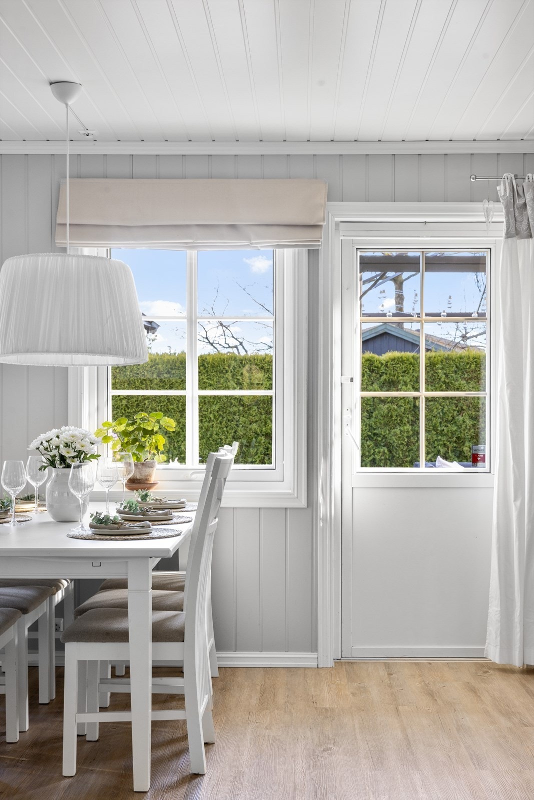 Fra spisestuen er det også utgang til det hyggelige utearealet. Galleribilde