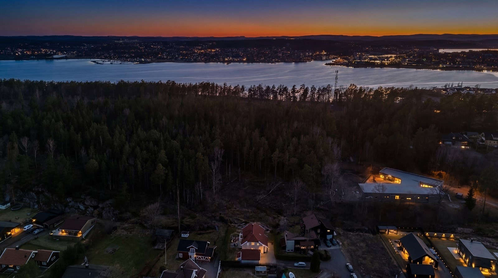 Eiendommen har en attraktiv beliggenhet i et rolig og barnevennlig boligområde på Råel/Narverød i Tønsberg! Herfra går det også sti rett inn i skogen for fine turer og utsikt mot Slottsfjellet og Nøtterøy. Galleribilde