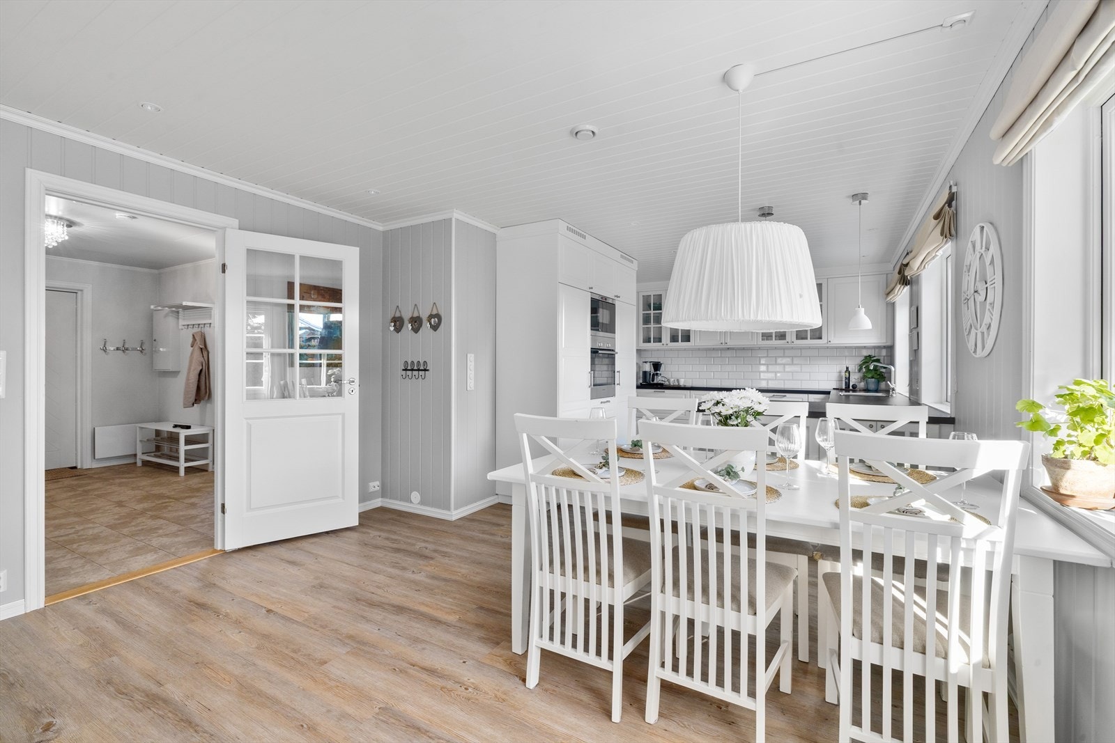 Boligen har en familievennlig planløsning over to plan med store og gode rom. Galleribilde