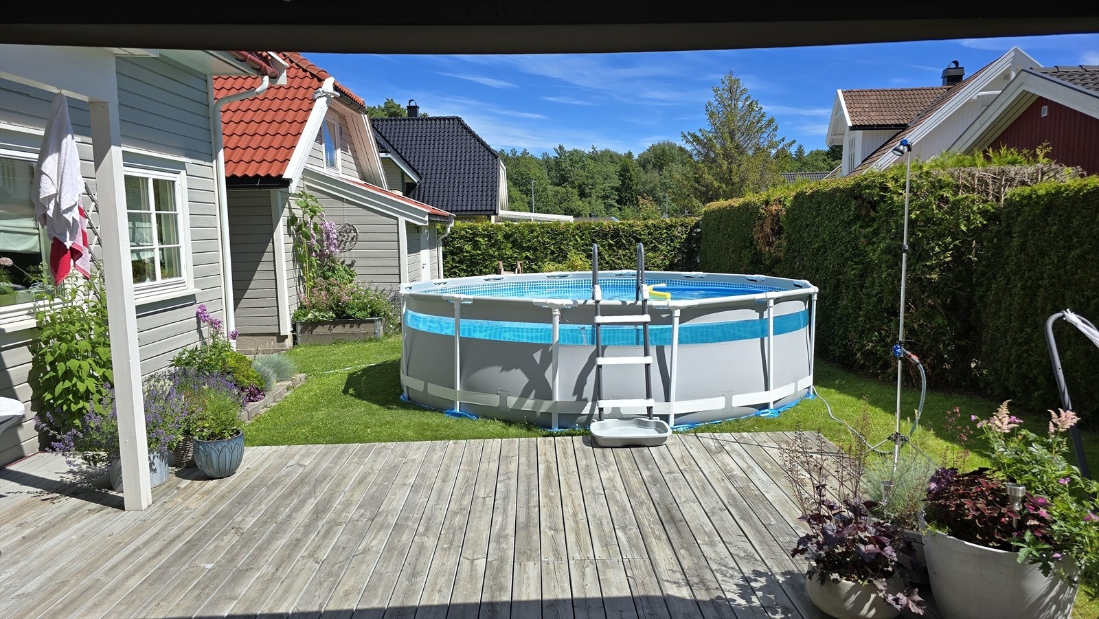 Her kan du nyte gode solforhold i skjermede omgivelser! På verandaen bak huset er det sol fra omtrent kl. 08:00 til kl. 18:00 om sommeren. Hagen ligger i tillegg lunt og skjermet for vind. Galleribilde