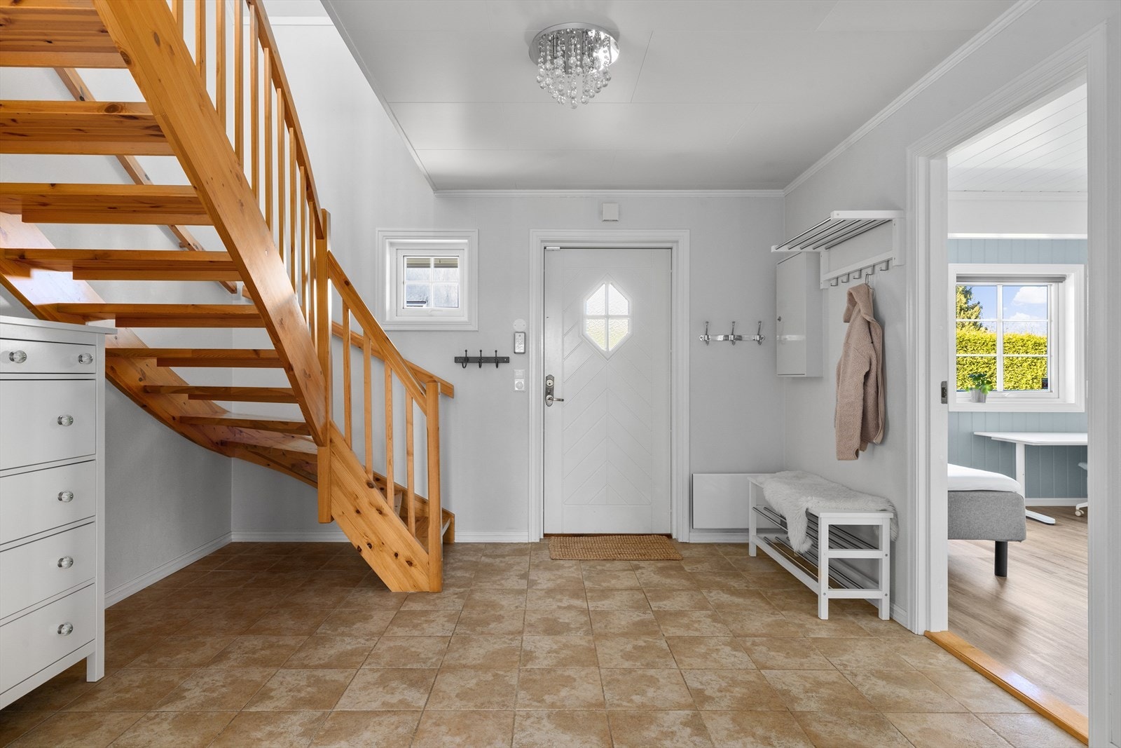 Man kommer inn i en stor og innbydende hall med mulighet for rikelig med oppbevaringsplass til ytterklær og sko. Galleribilde