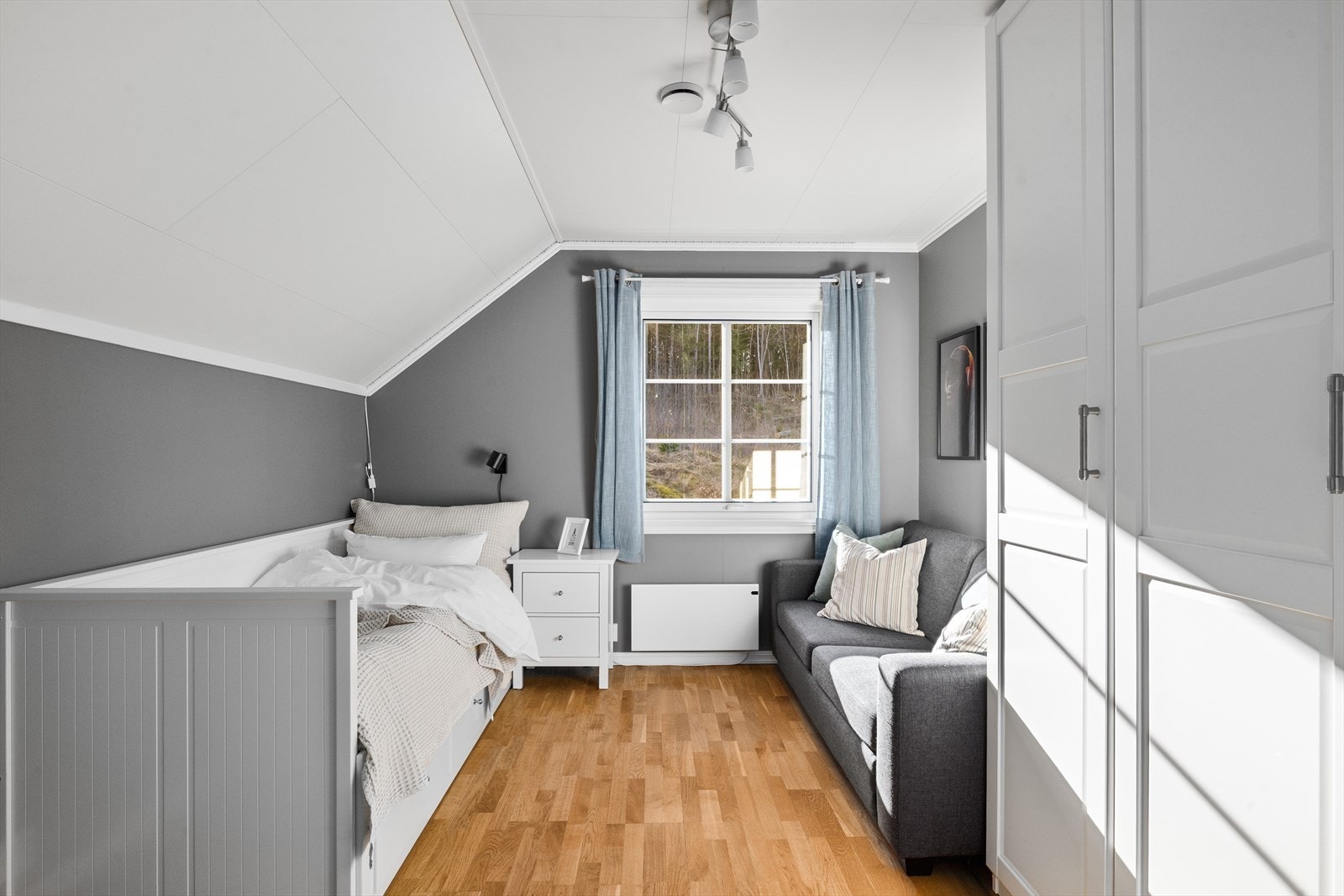 Soverom nr. tre. Alle soverommene har godt med naturlig lysinnslipp med vindu i enden. Galleribilde