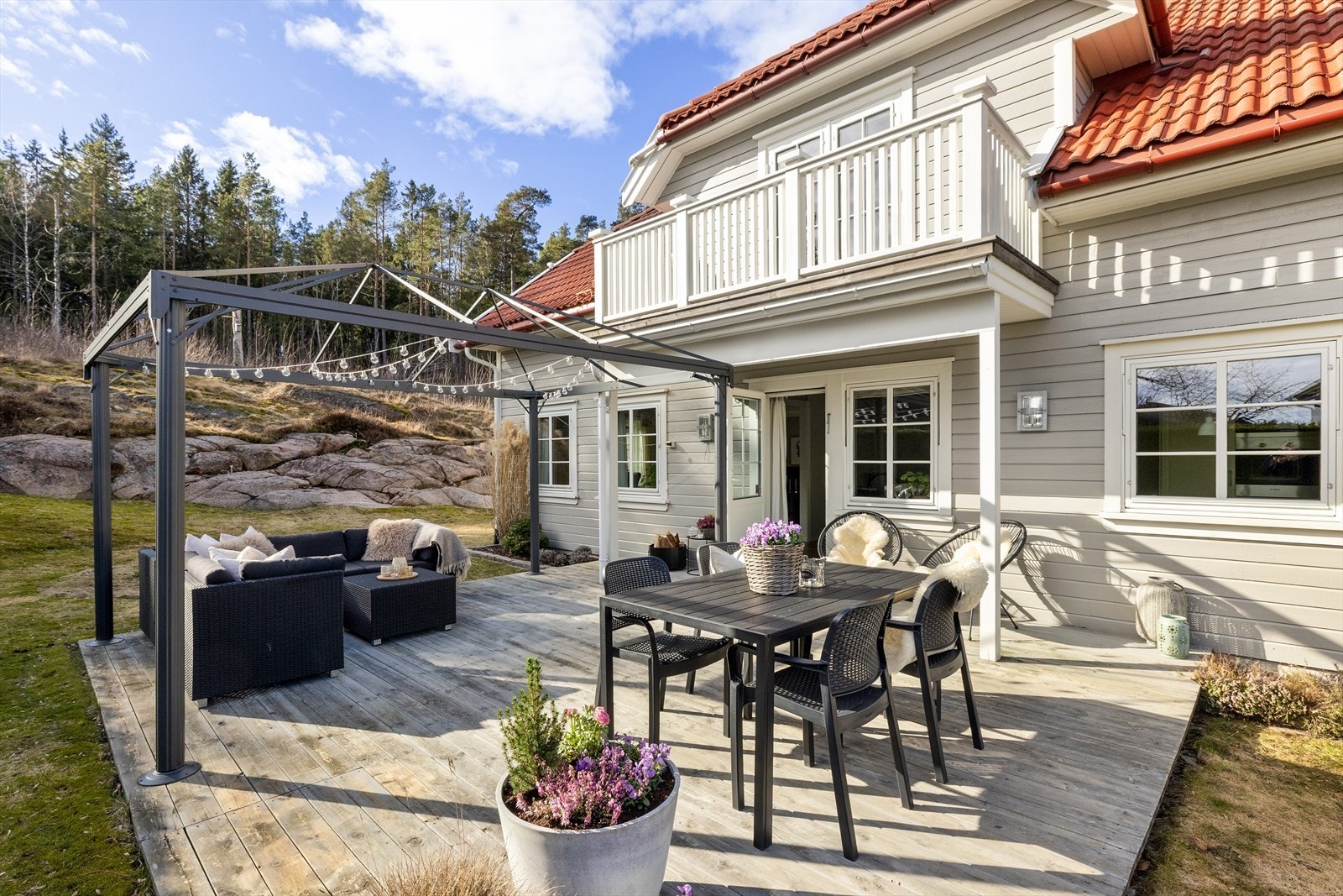 Huset og garasjen ble utvendig malt to strøk i 2020. Galleribilde