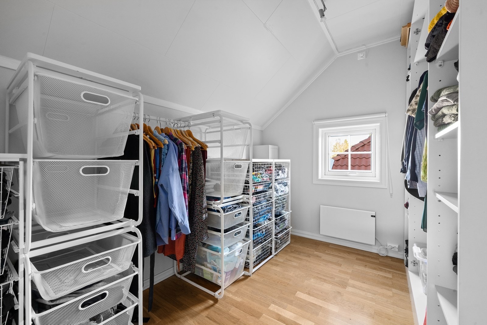 Walk-in garderobe med gode oppbevaringsmuligheter. Galleribilde