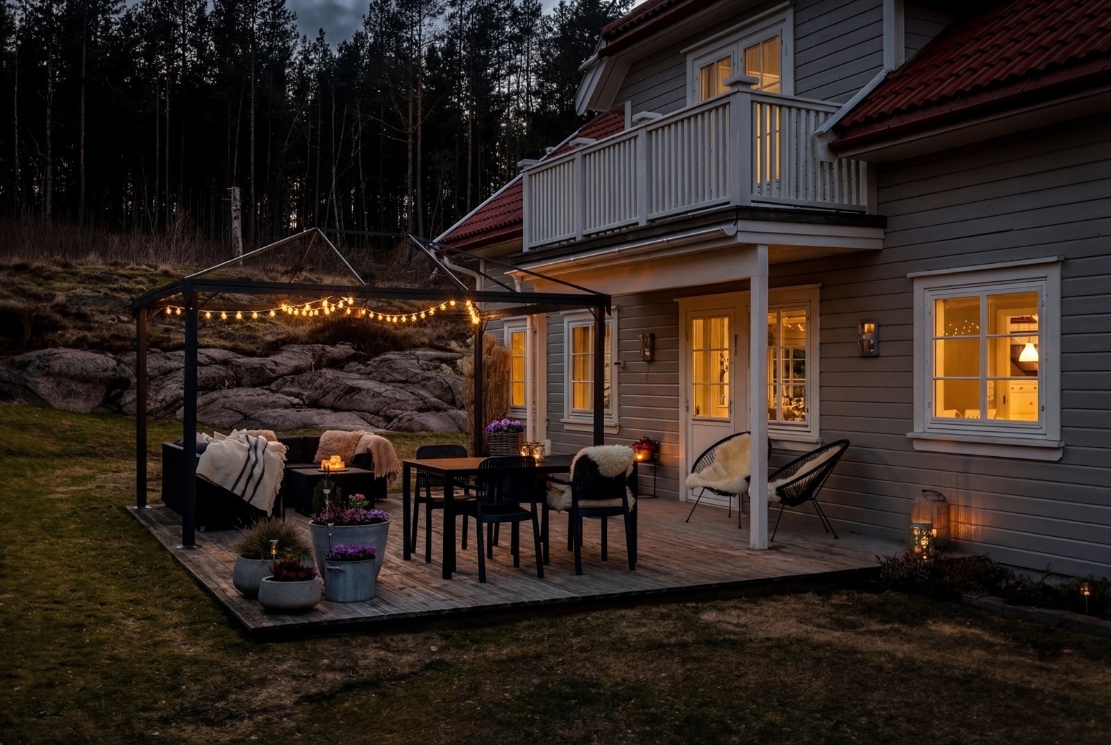 Her er det god plass til ønskelig utemøblement og en paviljong bidrar til et lunt og hyggelig uterom - både på dag- og kveldsstid. Galleribilde