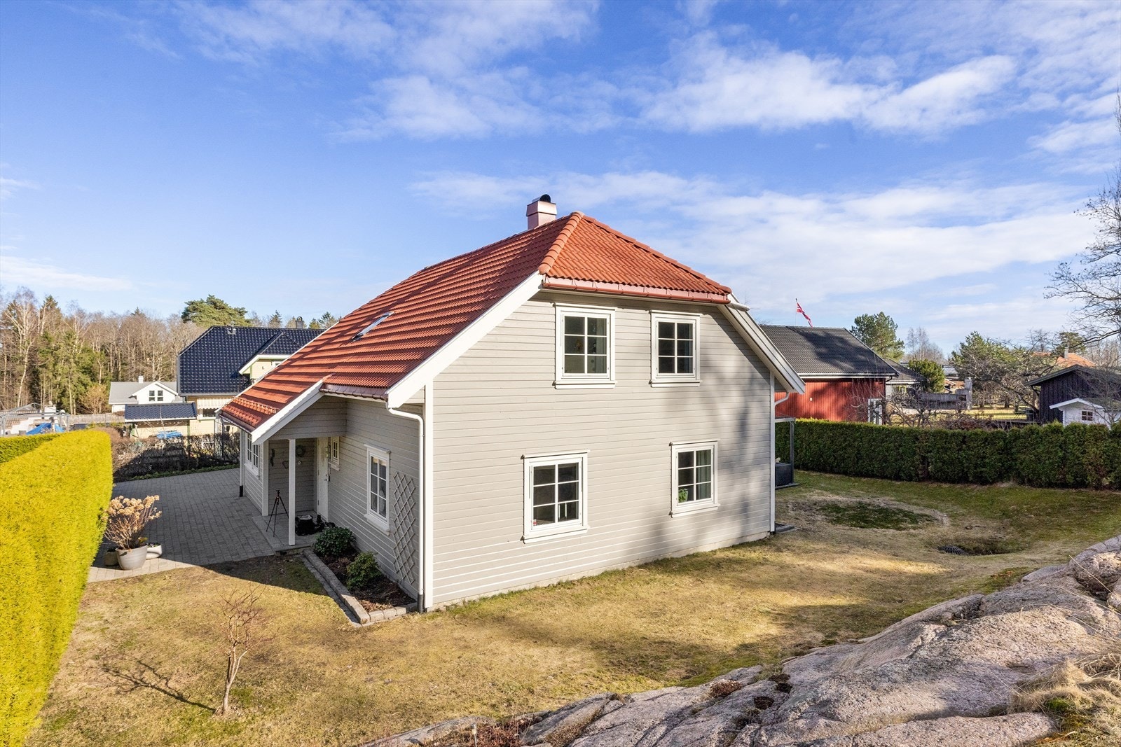 Tomten er pent opparbeidet med hage rundt store deler av boligen samt et pent, stenbelagt gårdsrom i front foran inngangspartiet og garasjen. Galleribilde