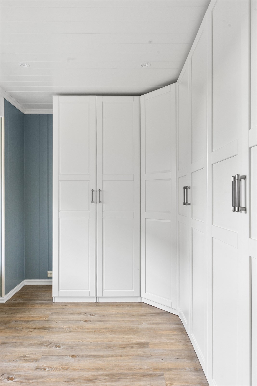 Her er det god plass til dobbeltseng med tilhørende møblement og stor garderobeløsning. Galleribilde