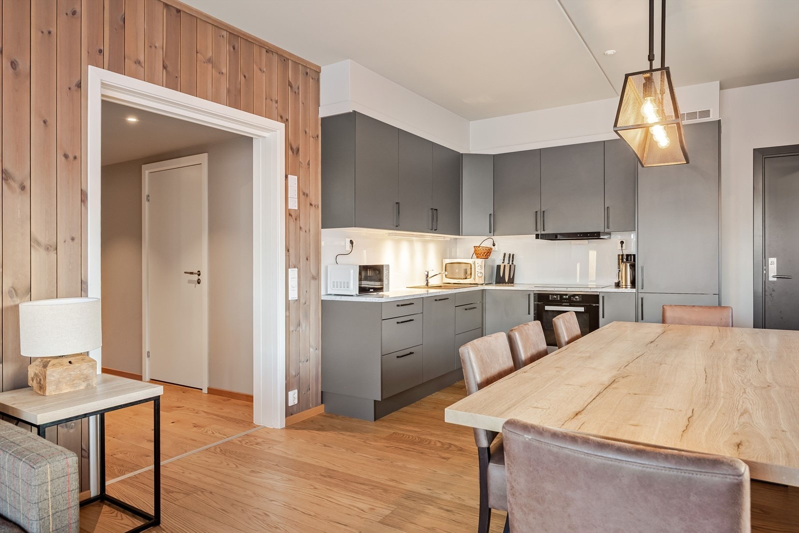 Leiligheten varmes opp med fjernvarme til radiatorer og det er balansert ventilasjon. Galleribilde