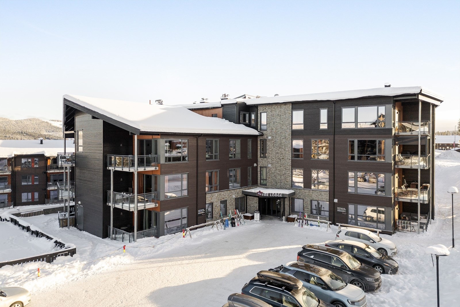 Bygningen fra 2019 har en moderne fasade med flere store vinduer og tilgang til fellesarealer. Galleribilde