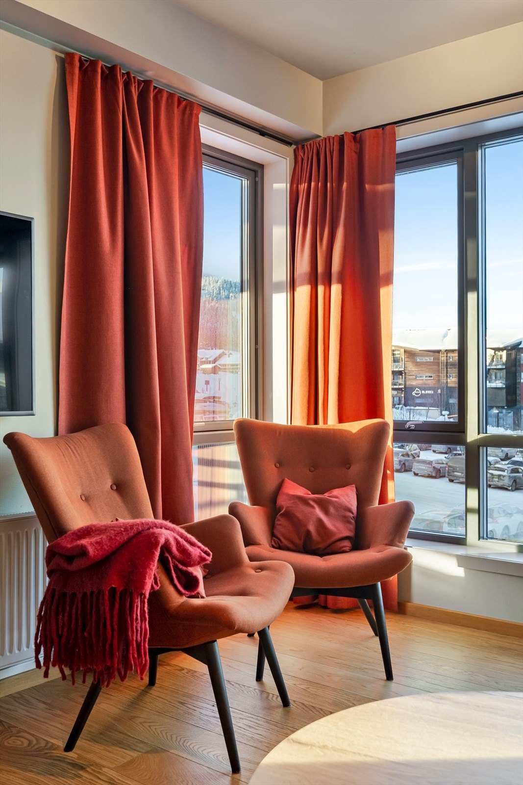 Rommet har en behagelig sitteplass med god tilgang til naturlig lys fra vinduene. Galleribilde