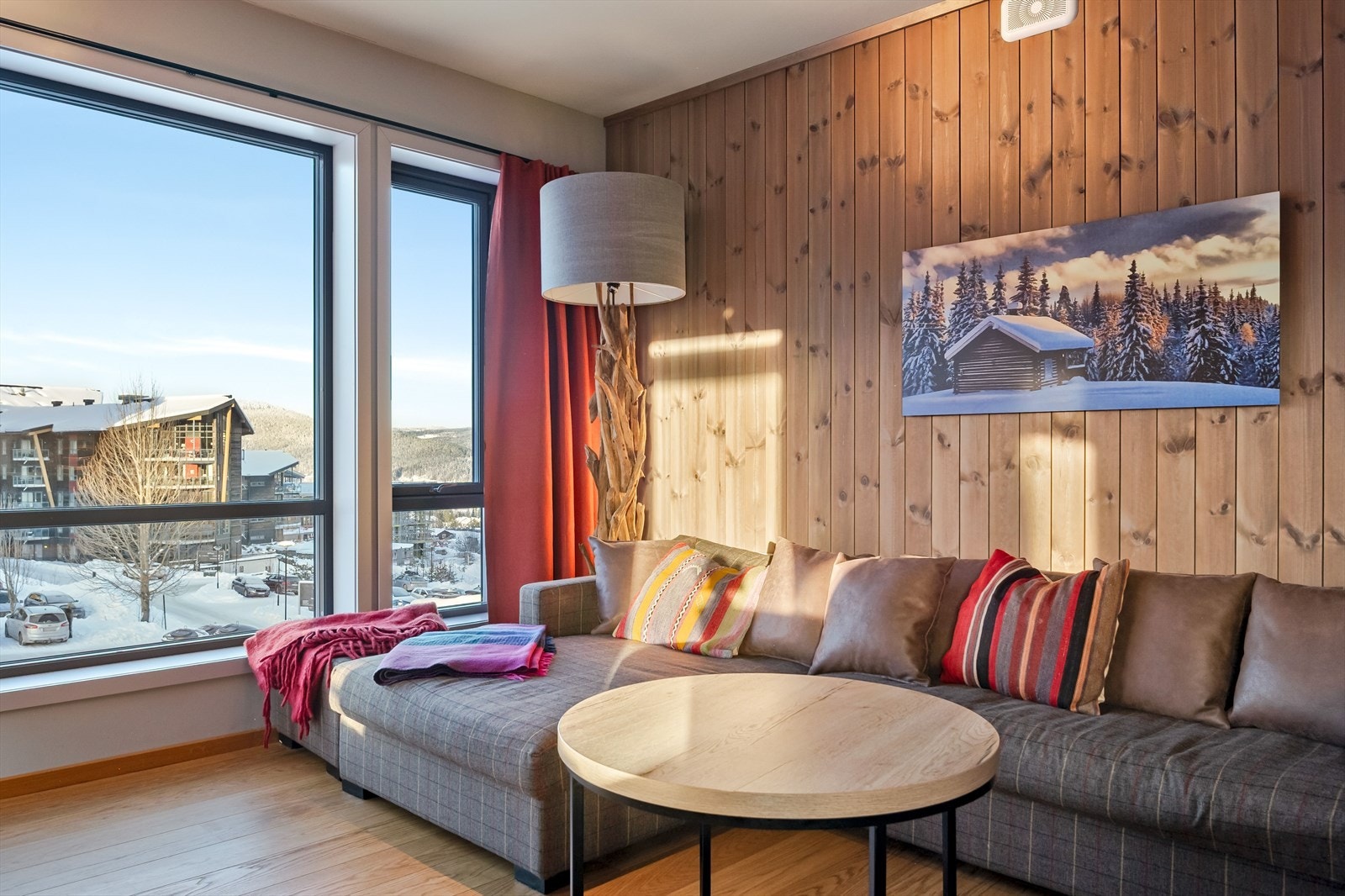 Stuen har store vindusflater som gir godt med naturlig lys og noe utsikt. Galleribilde