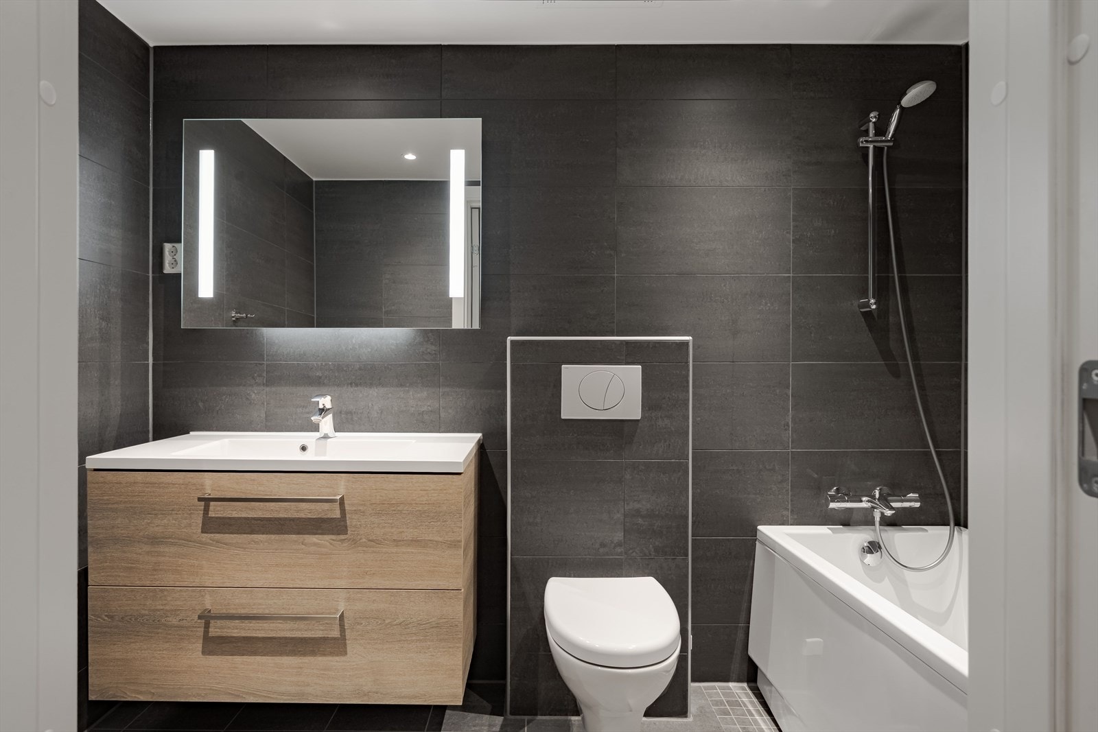 Leiligheten har 2 baderom. Det ene badet har flislagte vegger og gulv, samt elektriske varmekabler for en komfortabel temperatur. Galleribilde