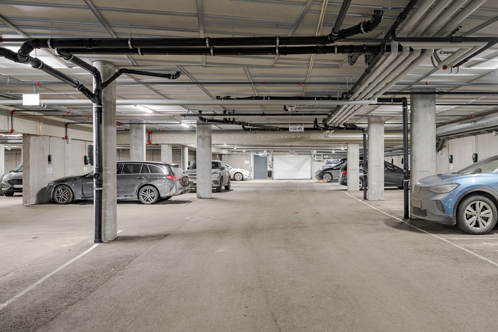 Det medfølger en parkeringsplass i felles garasjeanlegg, samt skiskap og bod. Det er elbil-lader på parkeringsplassen. Galleribilde