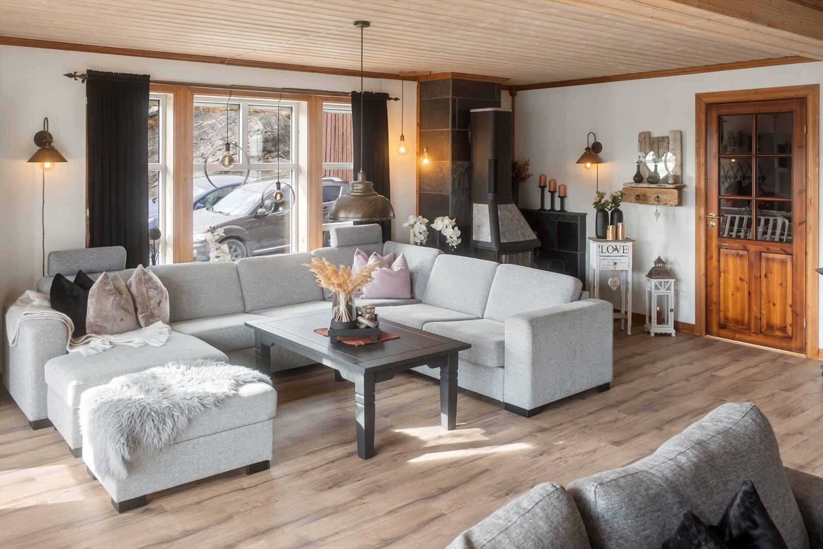Boligen varmes opp med vedfyring og vannbåren varme. Galleribilde