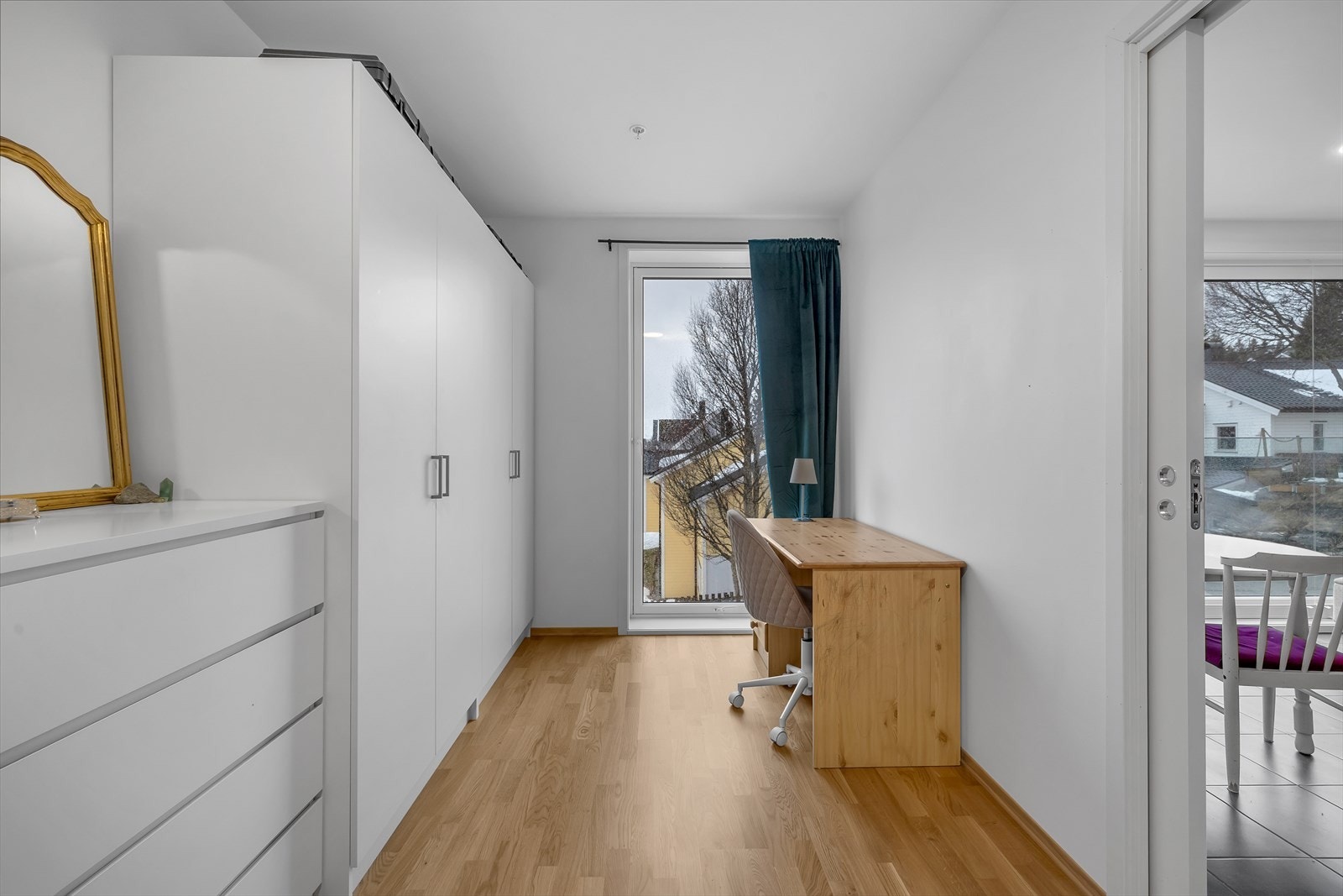 Innredet med romslig garderobeløsning og plass til skrivepult/hjemmekontor. Galleribilde