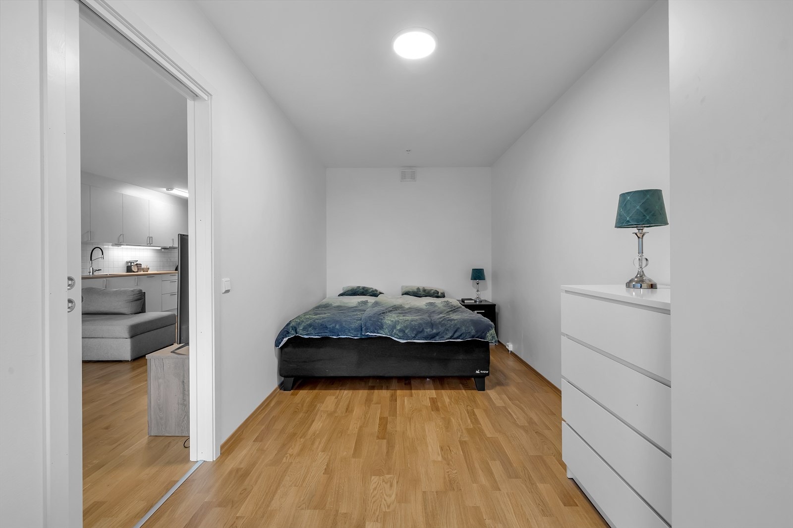 Soverom 1 - Romslig, med god plass til stor seng. Galleribilde