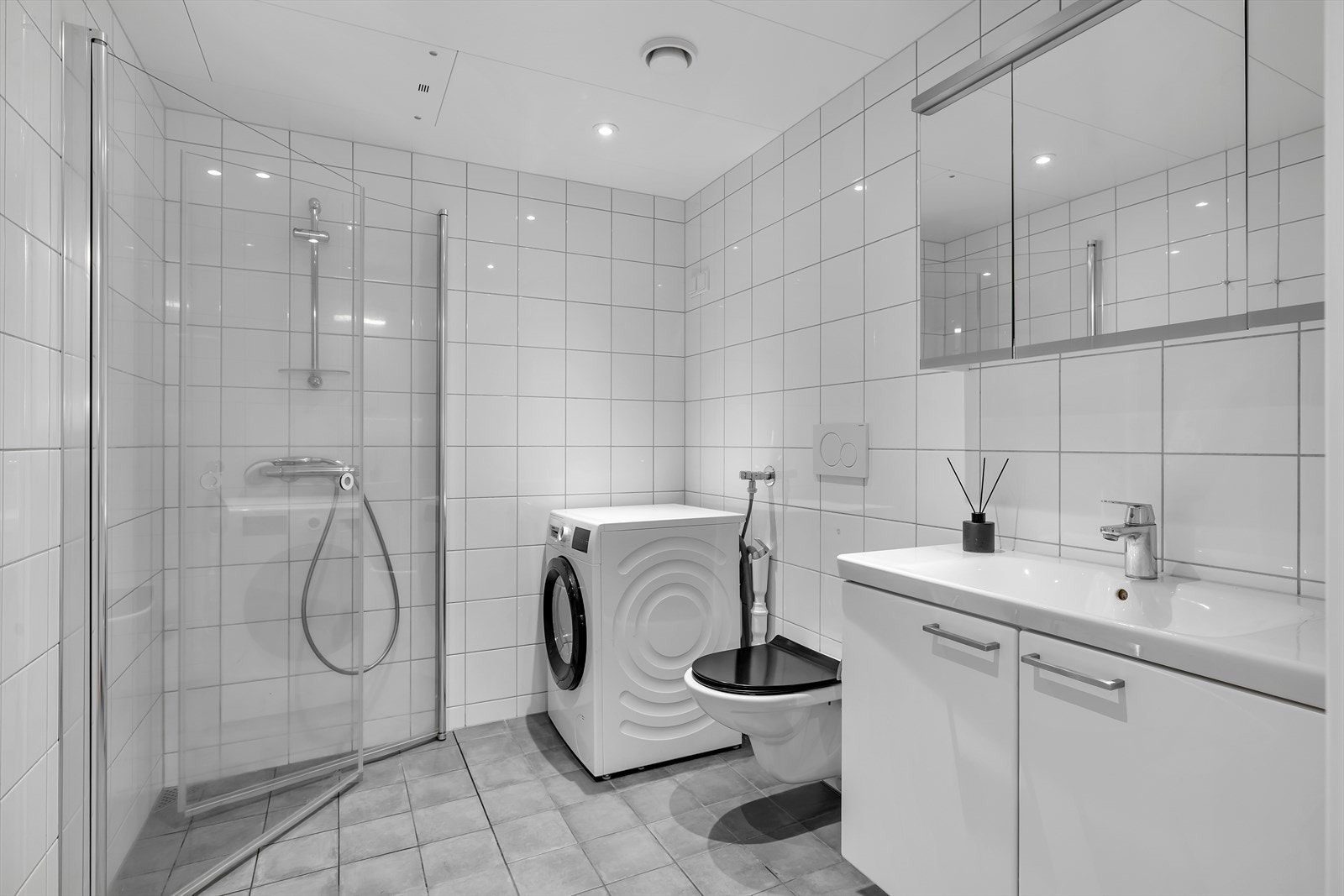 Lekkert, komplett flislagt bad, med praktiske og moderne innredninger. Galleribilde