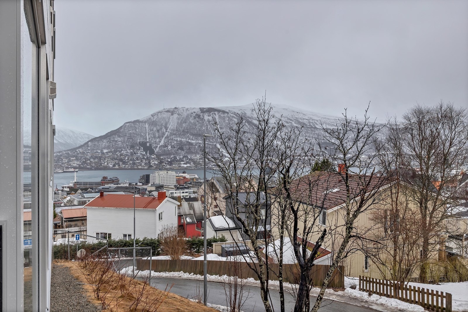 Vinterhagen er vendt mot sør, med utsikt over Tromsø sentrum, sundet og Fjellheisen. Galleribilde