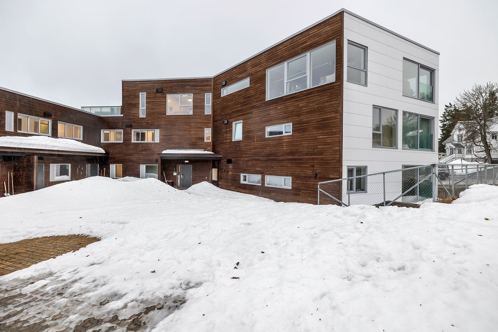 Bygget ble ferdigstilt i 2020, og innehar en moderne og flott standard både innvendig og utvendig. Galleribilde