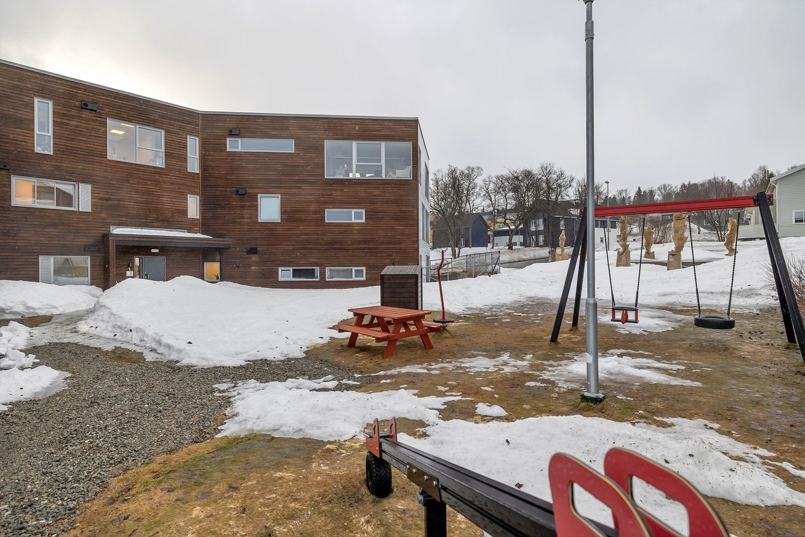 Sameiet har flott lekeplass like ved, samt opparbeidet plen med benker. Perfekt for de små! Galleribilde