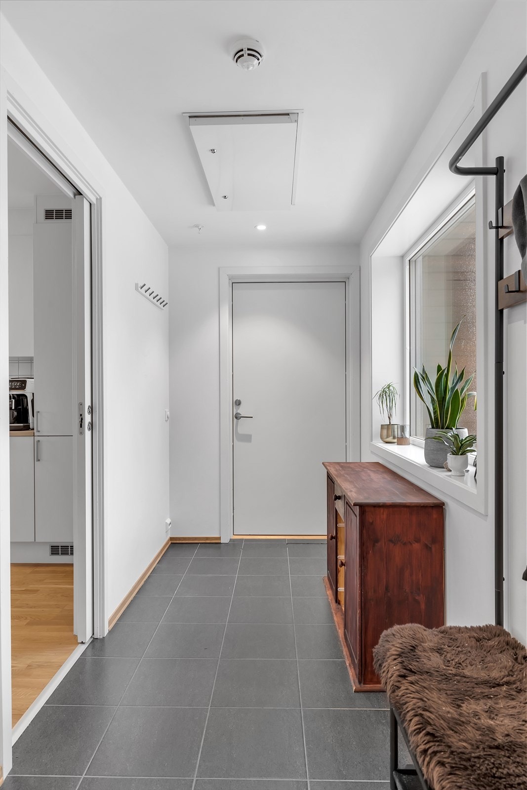 Velkommen inn! Innbydende entré med flislagt gulv og gulvvarme. Galleribilde