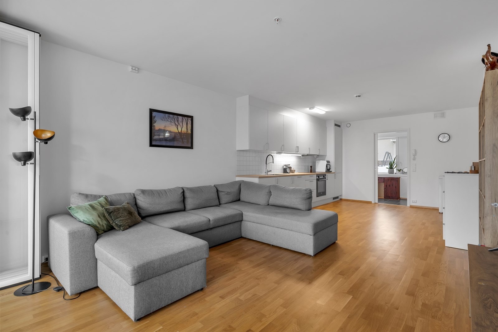 Moderne standard, med glatte overflater, parkettgulv, balansert ventilasjon og vannbåren gulvvarme enkelte steder. Galleribilde