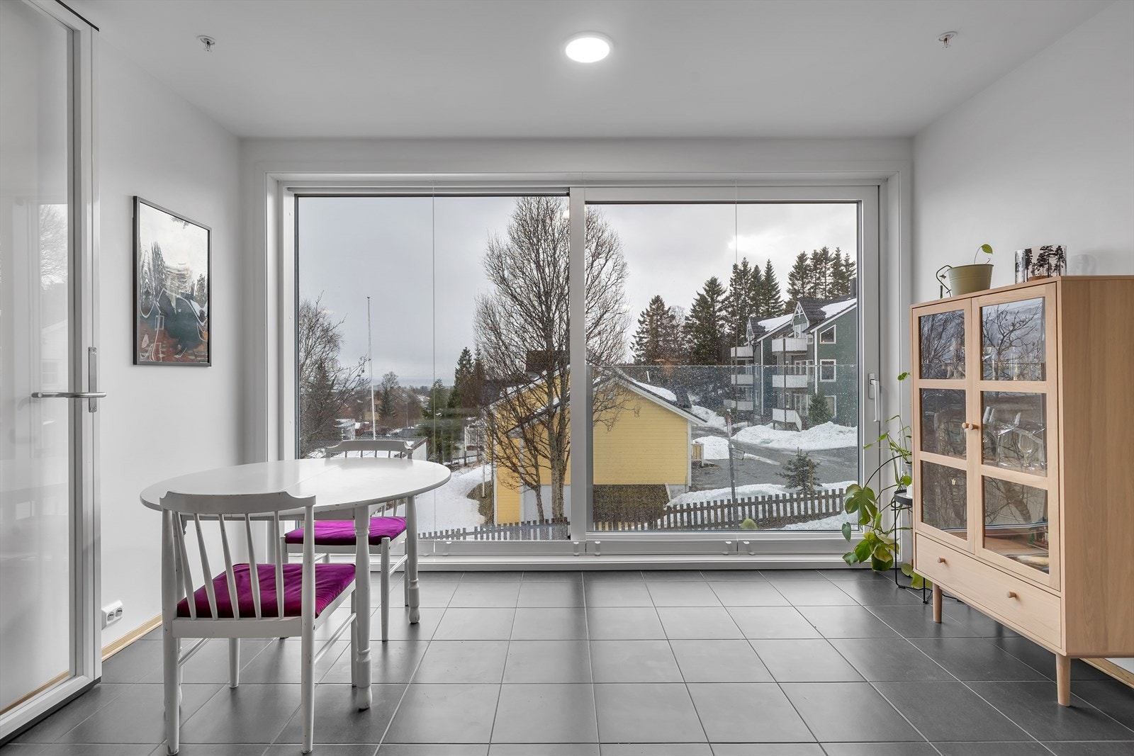 Vinterhagen byr på store vindusflater med rikelig lysinnslipp. På varme sommerdager kan du skyve dørene til siden og nyte solen! Galleribilde