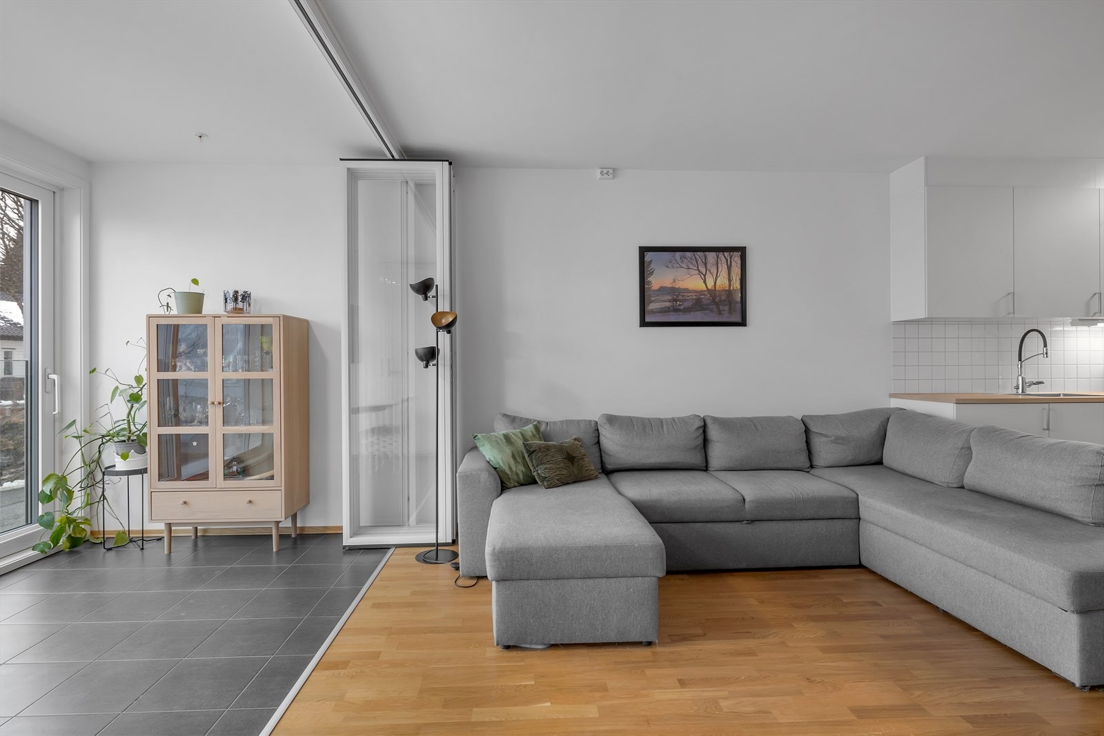 Stuen har tilgang til en flott vinterhage med skyvedører, slik at den kan benyttes som en forlengelse av stuen. Galleribilde