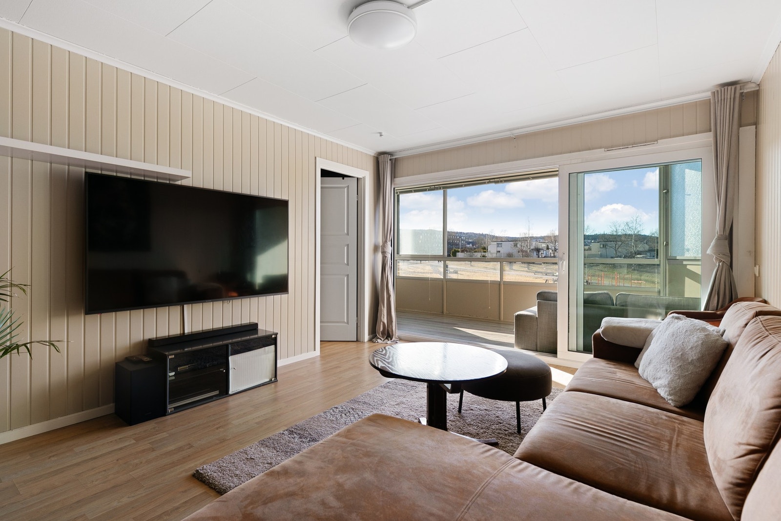 Lys og trivelig stue med god plass til bl.a. sofagruppe Galleribilde