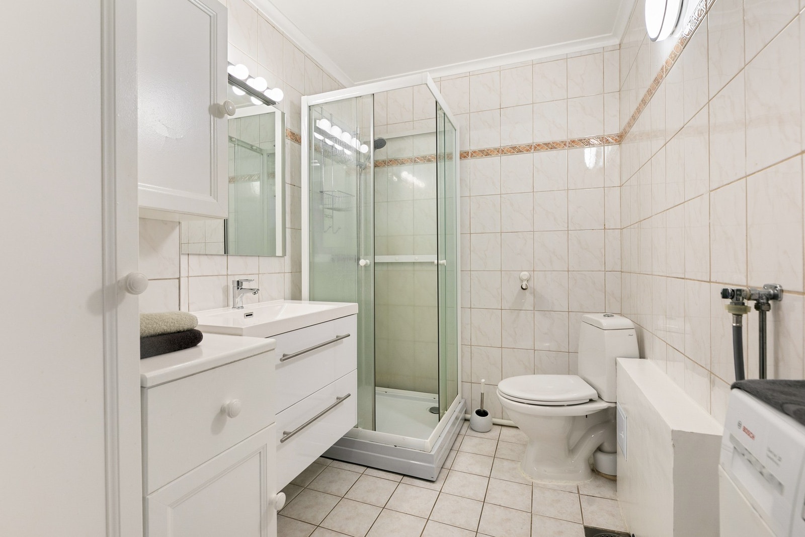 Eldre, helfliset baderom med gulvvarme. Borettslaget skal pusse opp badene i løpet av året Galleribilde