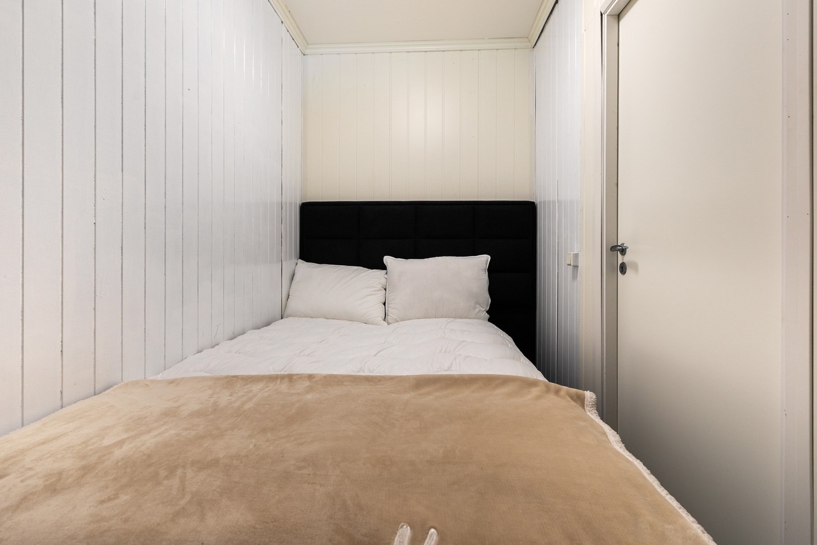 I alkoven er det plassert en seng Galleribilde