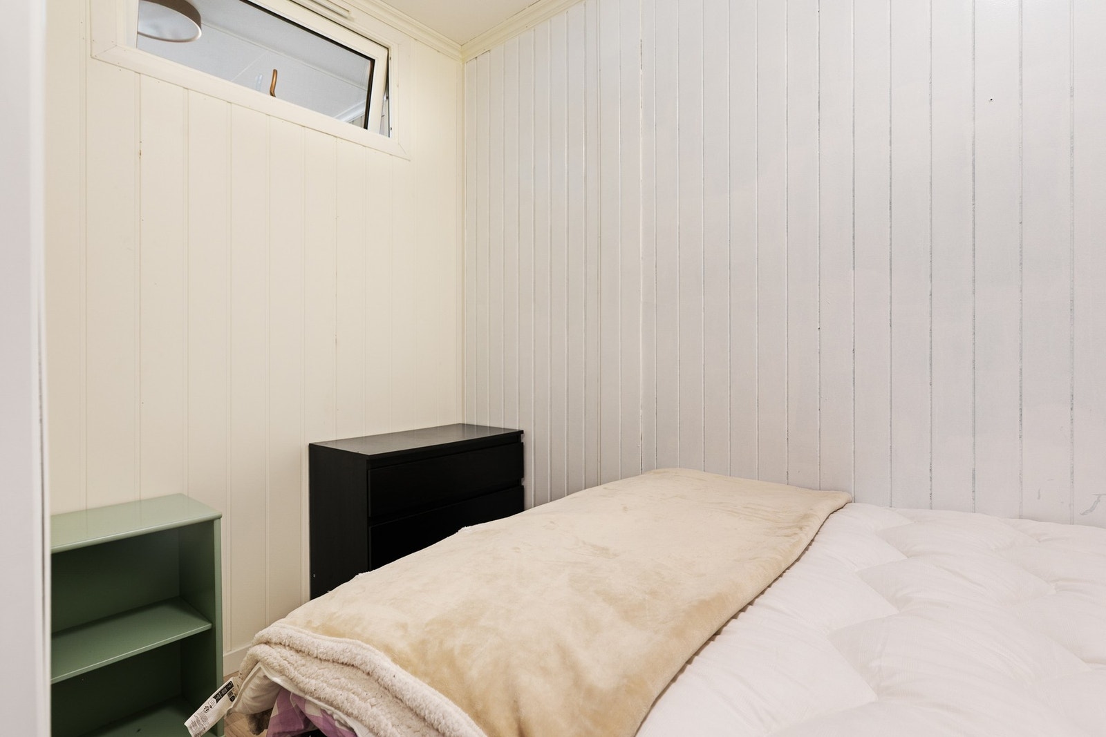 Ved entréen har selger innredet tidligere bod som en alkove Galleribilde