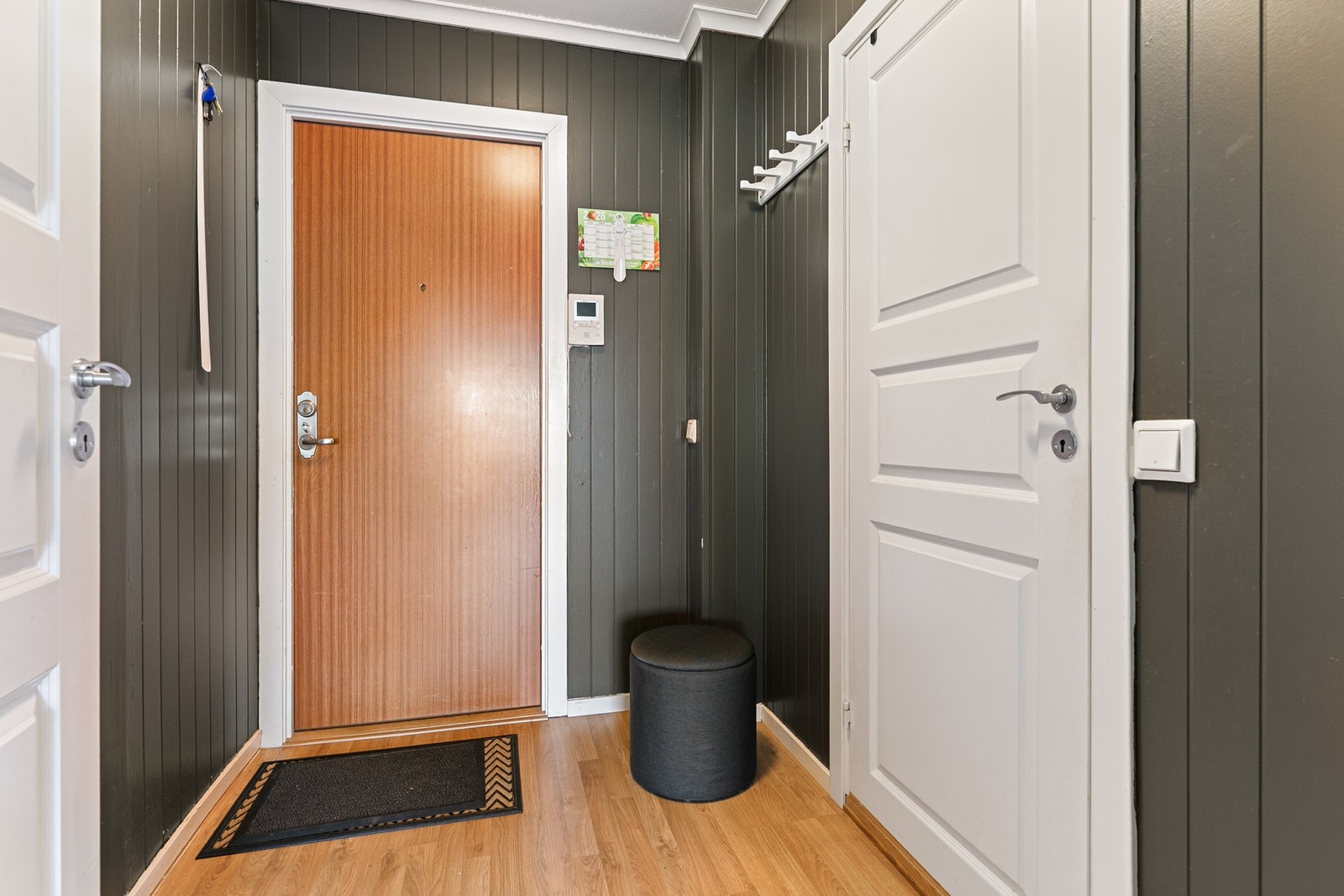 Entréen gir adkomst til bad, alkove og stuen Galleribilde