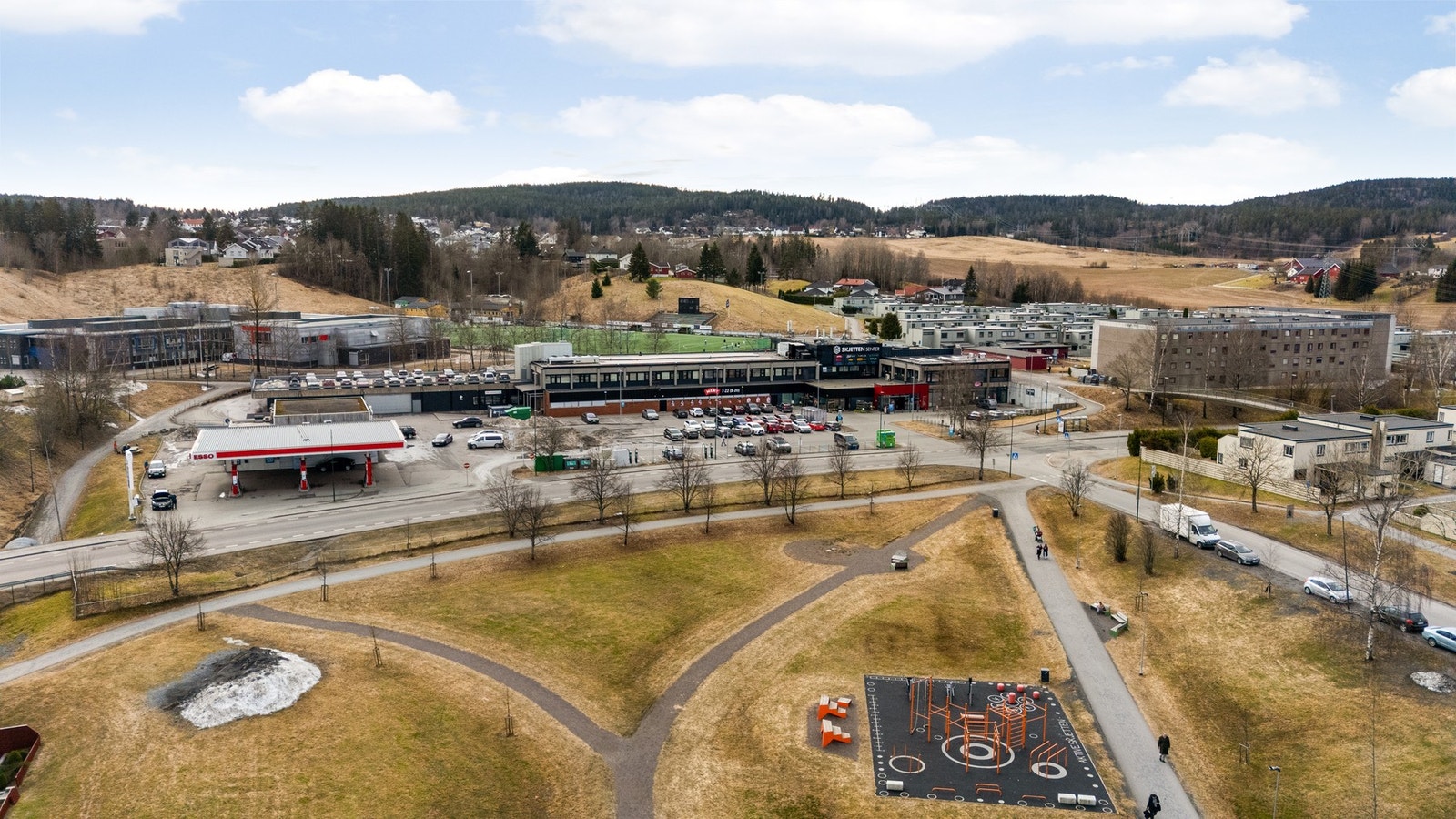 Skjetten nærsenter tilbyr dagligvare, apotek, helsesenter og servering Galleribilde