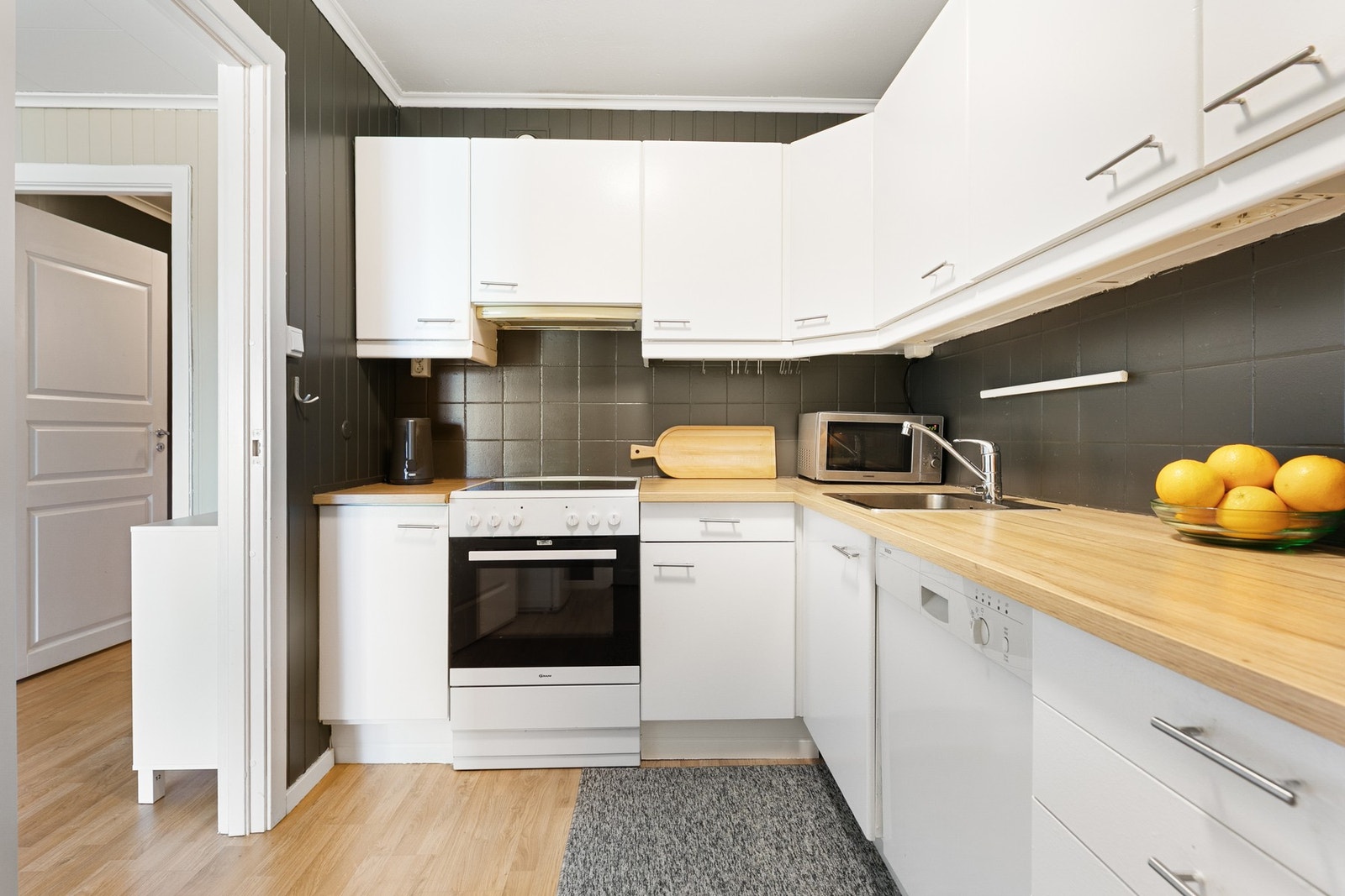 Lyst og trivelig kjøkken med god skap- og benkeplass Galleribilde