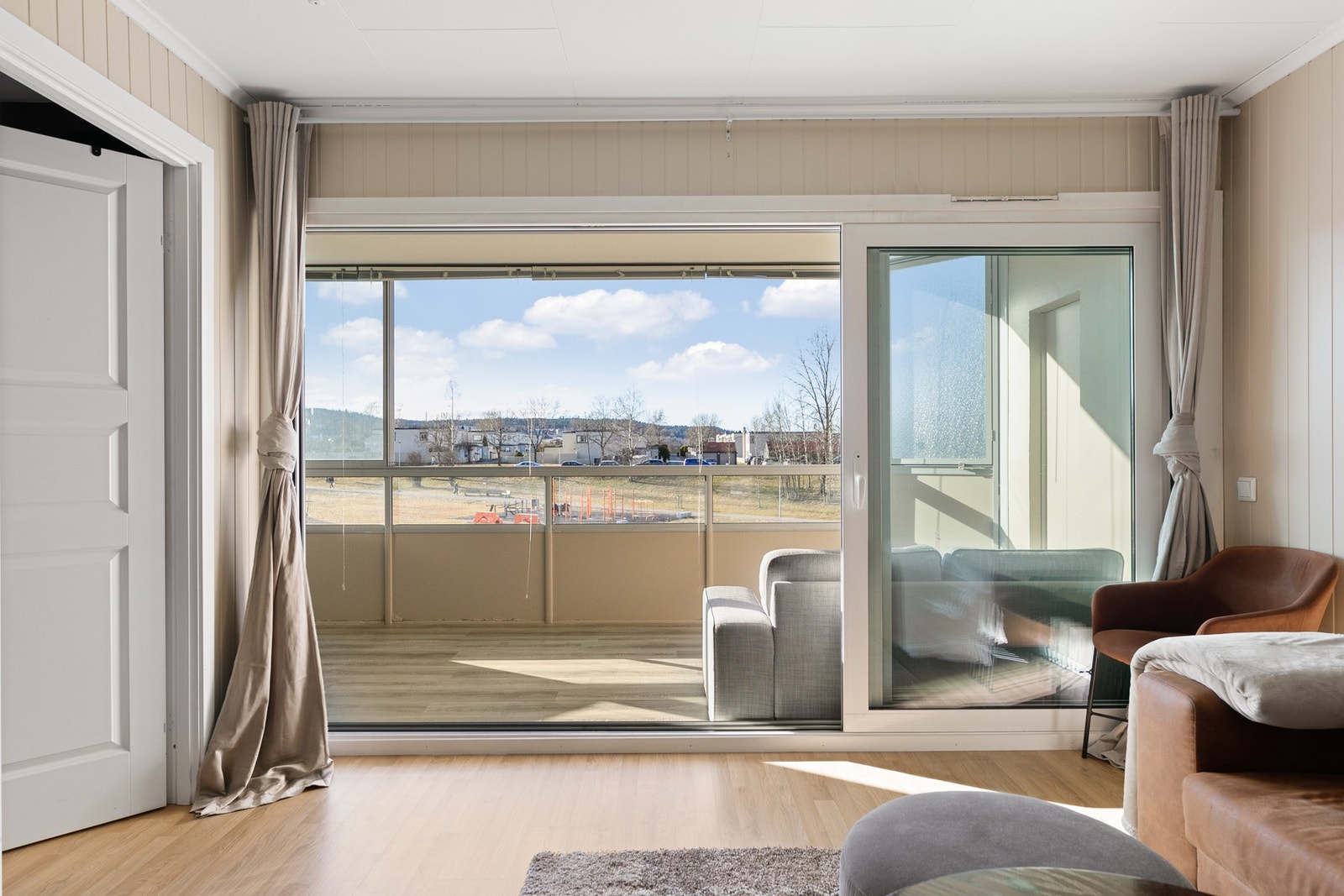 Fra stuen er det utgang til den 14 kvm. store og innglassede balkongen Galleribilde