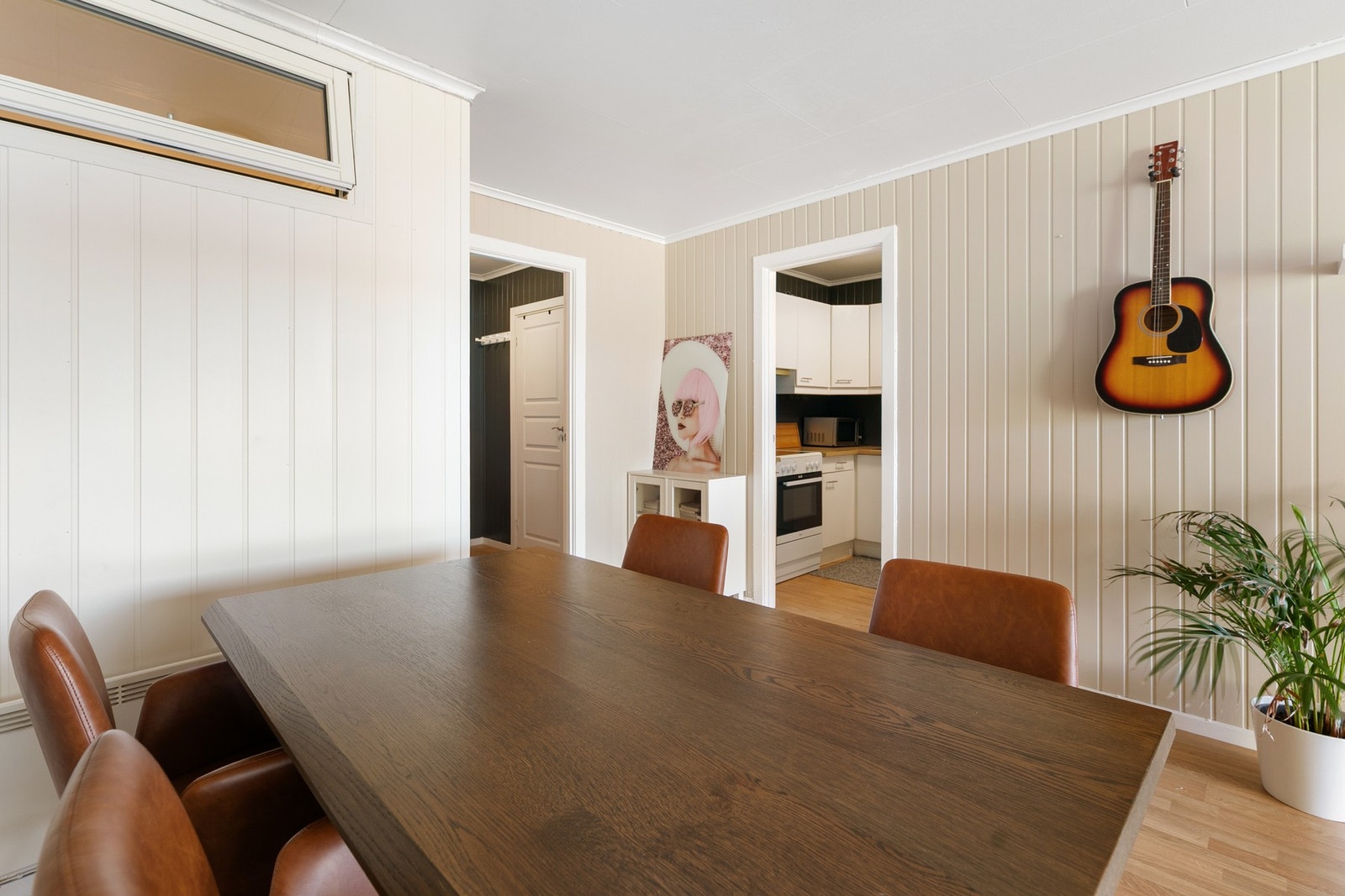 God plass til spisegruppe i stuen Galleribilde