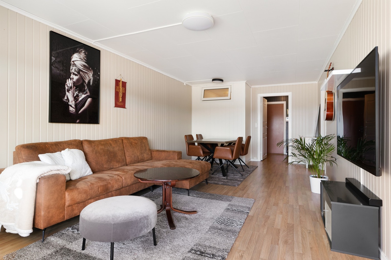 Velkommen til Riihimækiveien 11, 2. etg. Her finner du en lys og trivelig 2-roms andelsleilighet med stor, innglasset balkong Galleribilde