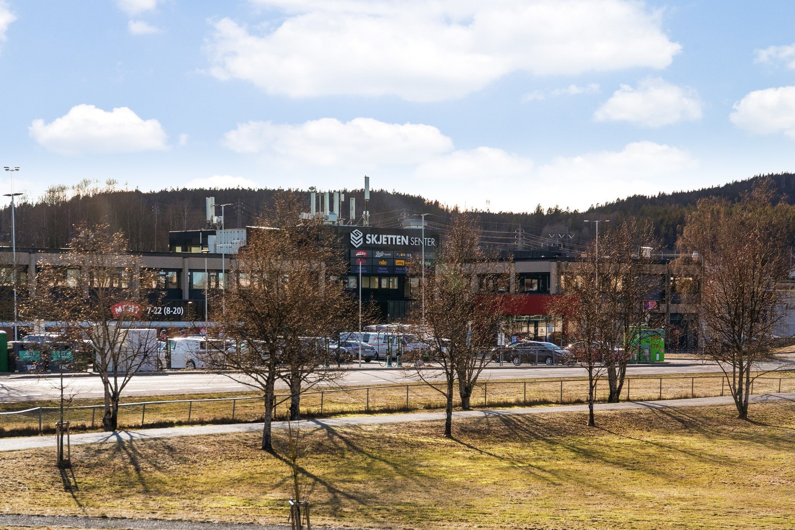 Kort vei til Skjetten nærsenter med dagligvare, apotek, helsesenter og servering Galleribilde
