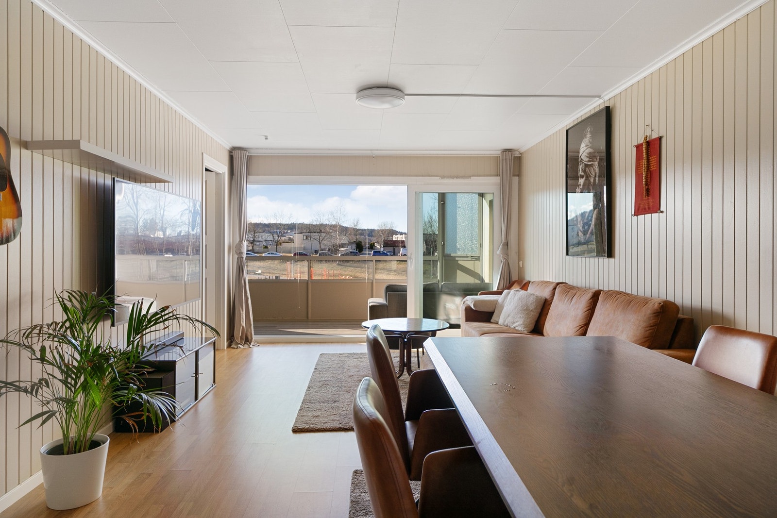 I stuen er det god plass til både sofagruppe og spisegruppe Galleribilde