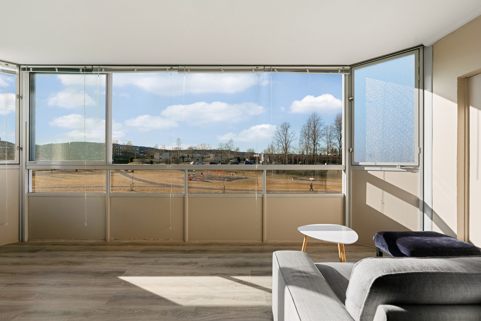 På den innglassede balkongen er det fint utsyn over grøntområder, og lite innsyn Galleribilde