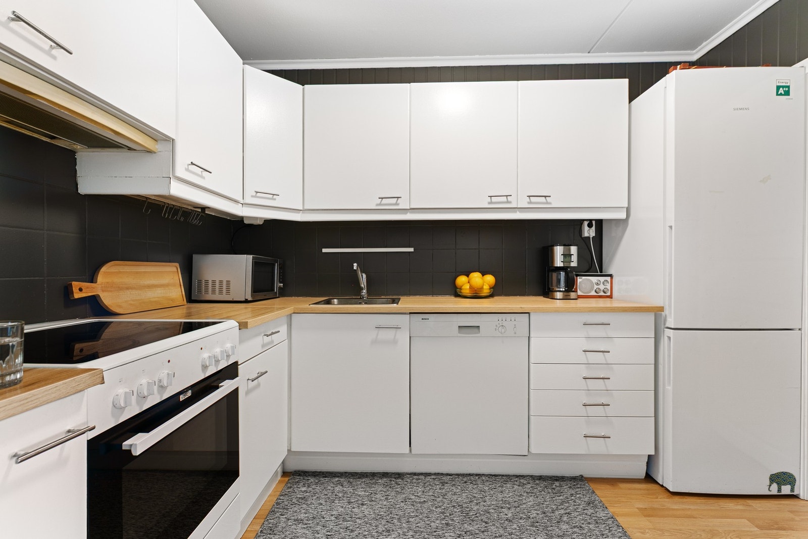 Kjøkkeninnredningen har malte fronter Galleribilde